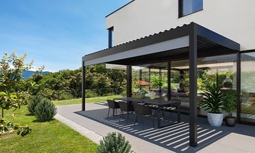 Outdoor Living Trends 2025: Smart Pergolas and Modern Glass Solutions