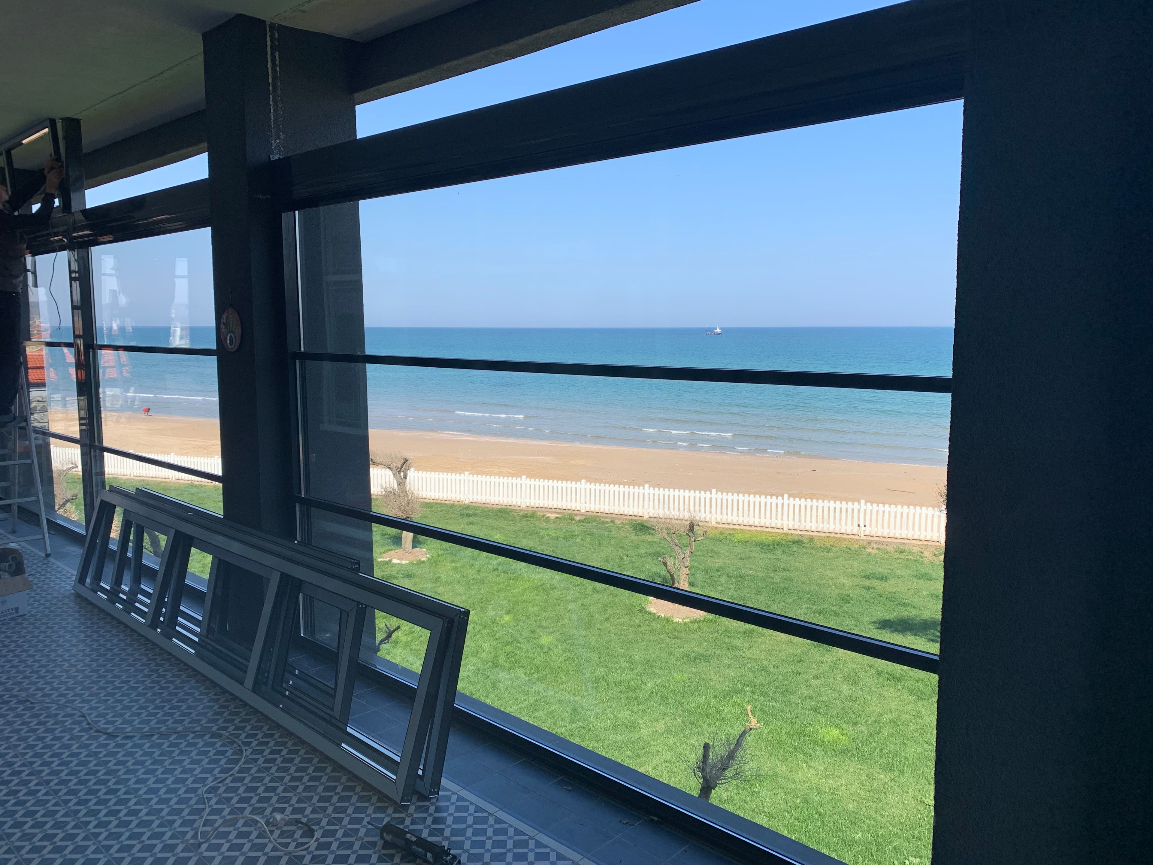 Giyotin Cam Antalya: Dış Mekânlar için Konforlu ve Modern Çözüm