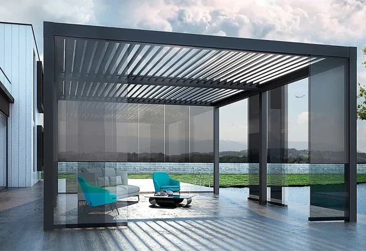 Rolling roof sistemi; alüminyum lameller kapalı konumda, altında oturma alanı.
